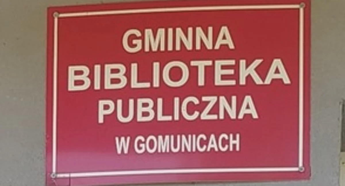 Na zdjęciu: tabliczka informacyjna Gminna Biblioteka Publiczna w Gomunicach, fot. facebook/Gminna Biblioteka Publiczna w Gomunicach