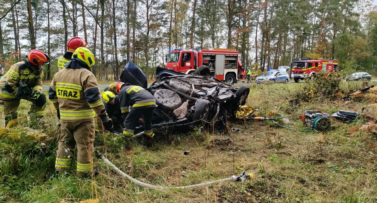 Na zdjęciu: Opel wypadł z drogie, fot. KP PSP Radomsko 