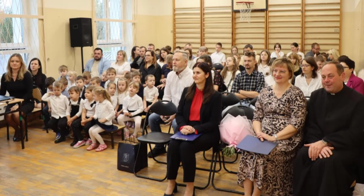 Na zdjęciu: uroczystości w szkole w Ciężkowicach, fot. Urząd Gminy Gidle
