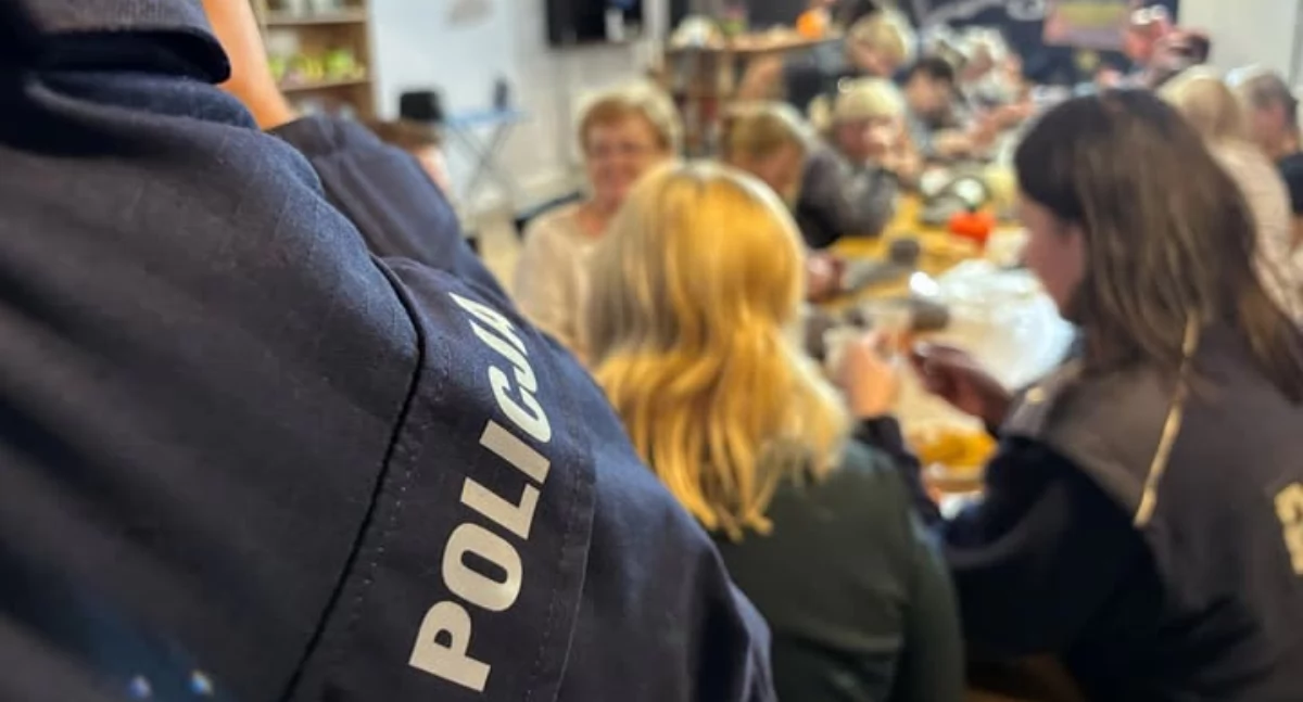 Na zdjęciu: Policjanci szkolą seniorów, fot. KPP Radomsko