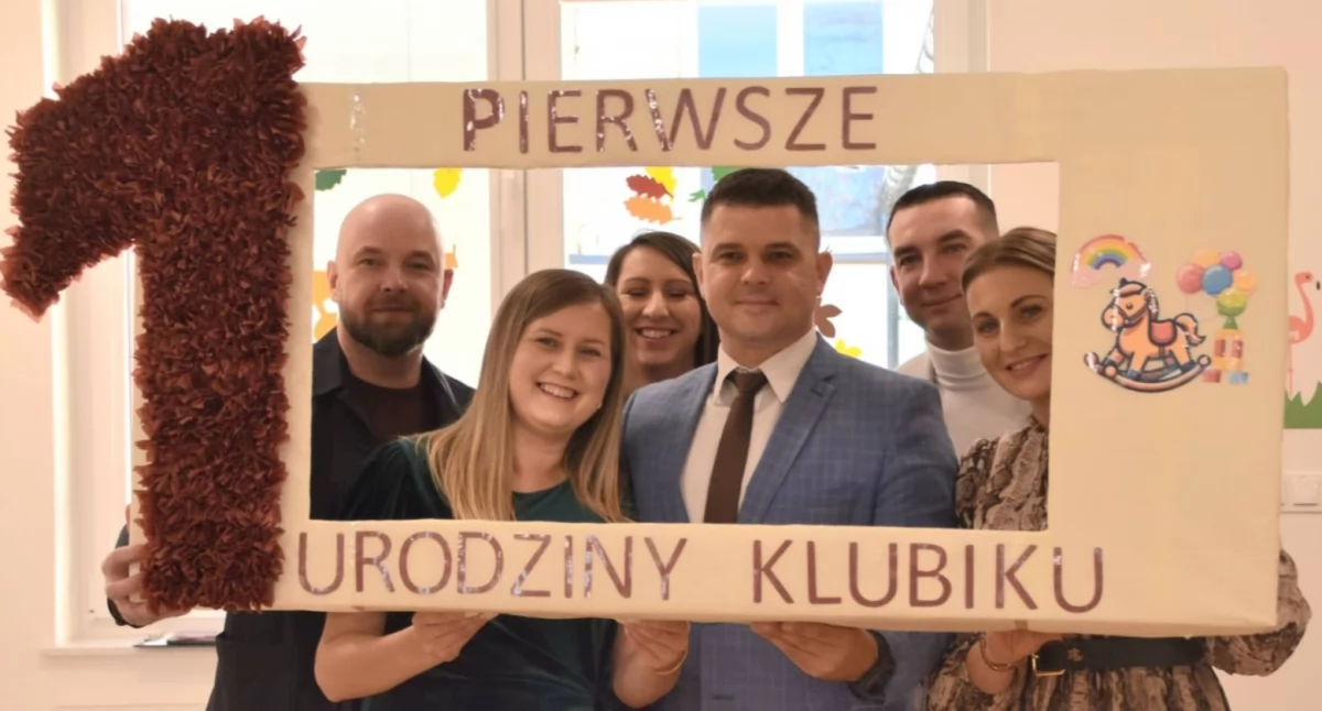 Na zdjęciu: uczestnicy spotkania urodzinowego w kamieńszczańskim klubiku, fot. Urząd Gminy Kamieńsk