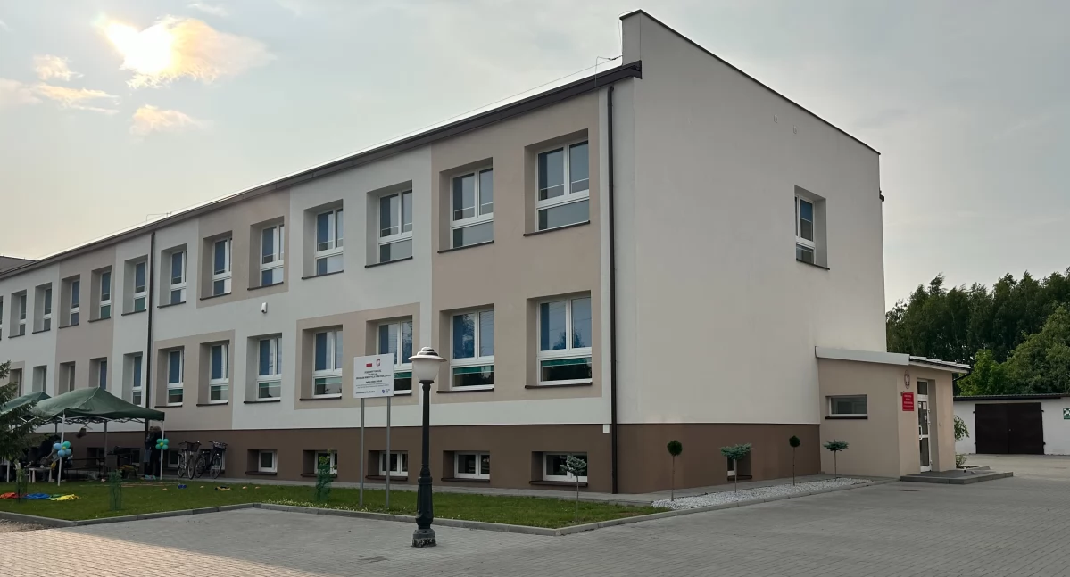 Na zdjęciu: budynek szkolny w Kobielach Wielkich