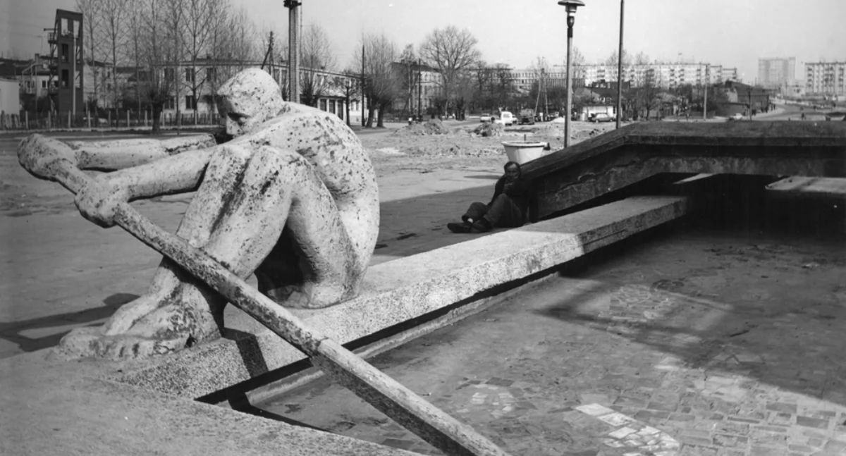 Na zdjęciu: Budowa wiaduktu na ul. Brzeźnickiej, 1980 r. Fot. Wiesław Chmielowski. Zbiory muzeum