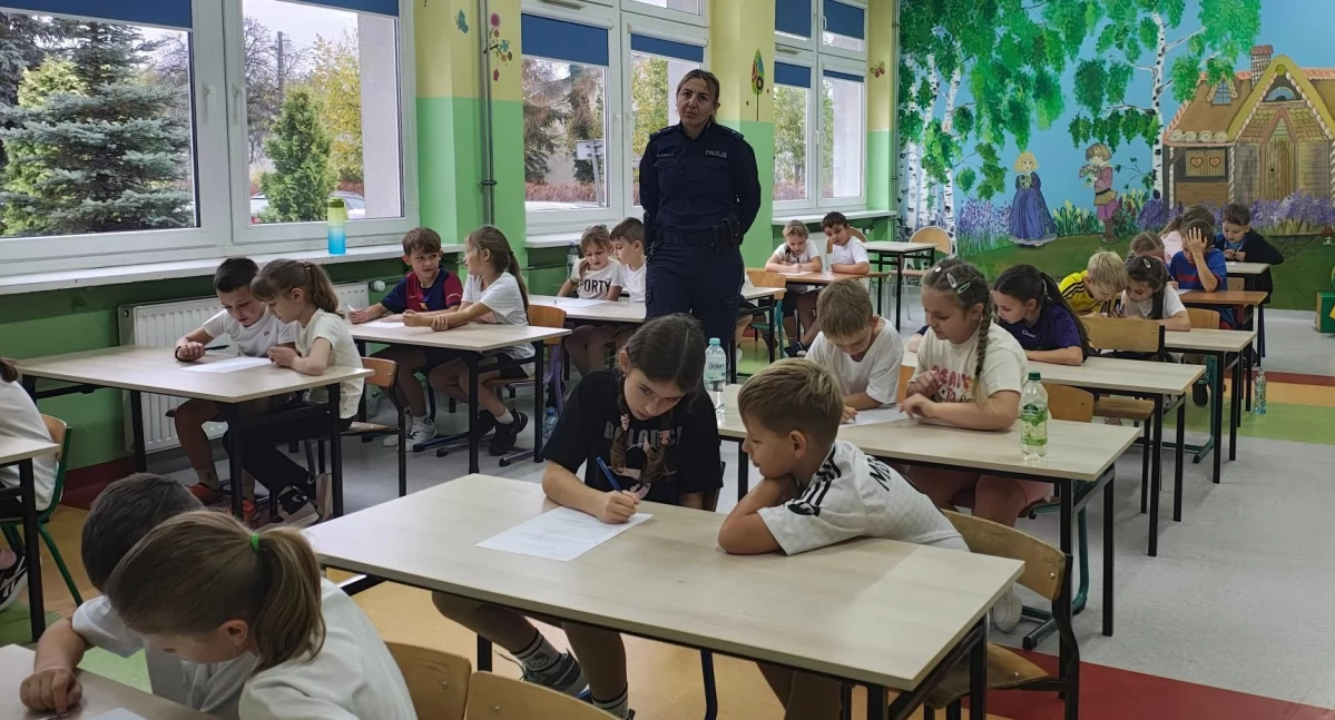 Na zdjęciu: Najpierw test z wiedzy, potem test sprawnościowy, fot. KPP Radomsko