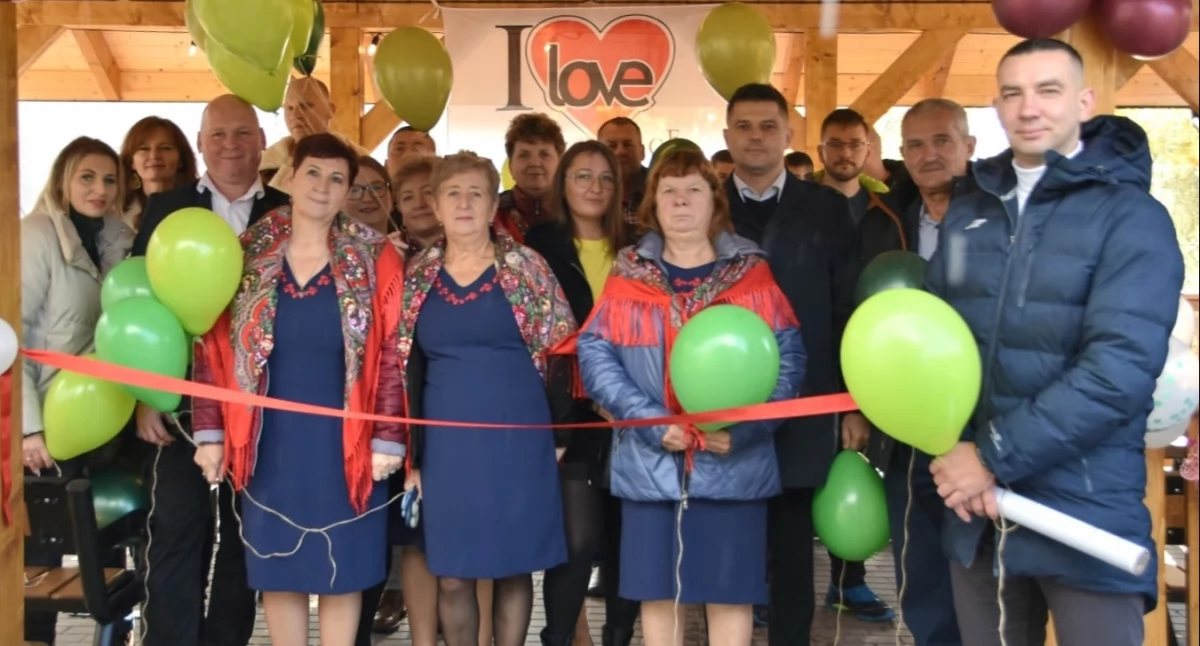 Na zdjęciu: uczestnicy wydarzenia. Organizatorzy wydarzenia – KGW Koźniewice i sołtys – podziękowali wszystkim, którzy zaangażowali się w przygotowania i uczestnictwo. Jak zapowiedział burmistrz Kamieńska, gmina planuje kontynuować kolejne inwestycje w tym sołectwie.