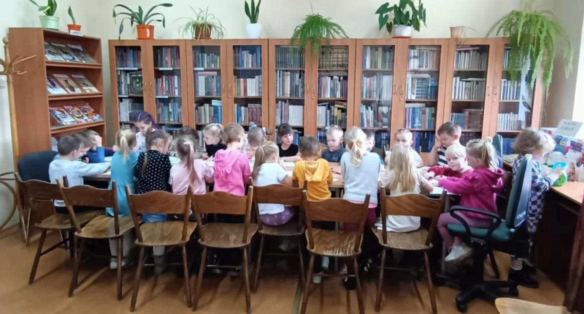 Na zdjęciu: przedszkolaki w bibliotece, a Biblioteka przypomina, że akcja wciąż trwa i zaprasza najmłodszych wraz z rodzicami do odwiedzania placówek w Przedborzu i Górach Mokrych, fot. facebook/Miejska Biblioteka Publiczna im. Marii Konopnickiej w Przedborzu 