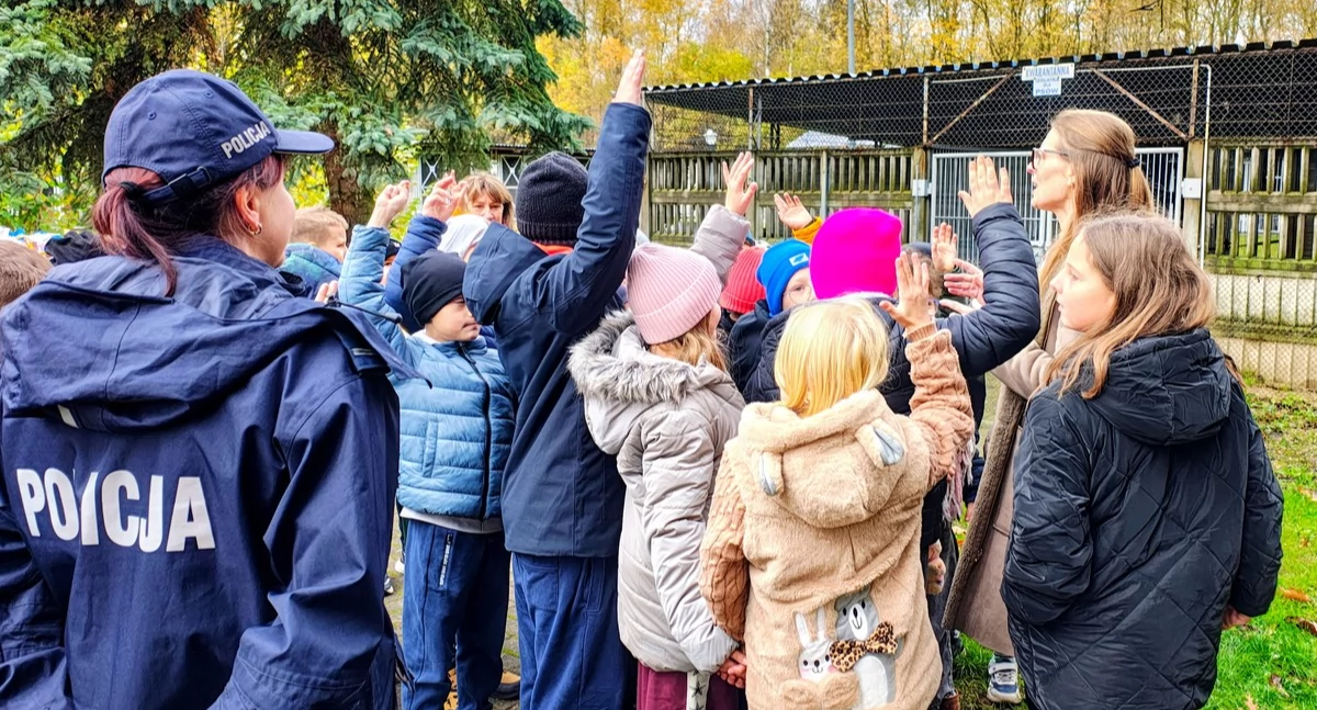 Na zdjęciu: Uczniowie szkoły w Gidlach przyjechali do radomszczańskiego schroniska, fot. KPP Radomsko