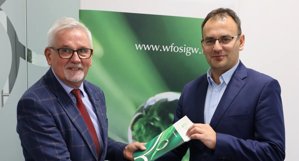 Na zdjęciu: Podpisanie umowy w dniu 28 października 2025 r. w siedzibie WFOŚiGW w Łodzi Zastępca Prezesa Zarządu Jerzy Kaczmarek z Wójtem Kamilem Bardą z Lgoty Wielkiej