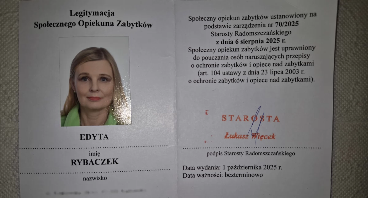 Na zdjęciu: Wręczenie legitymacji odbyło się w starostwie
