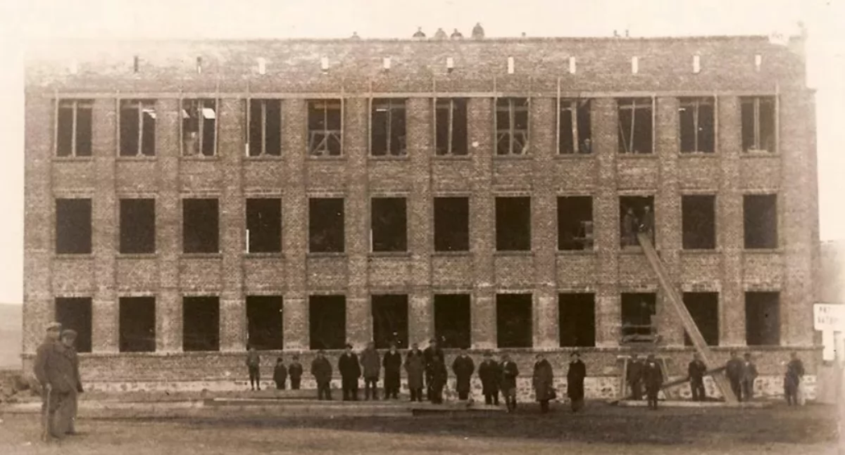 Na zdjęciu: historyczne zdjęcie budynku szkoły w Przedborzu, fot. Zespół Szkół Ponadpodstawowych w Przedborzu
