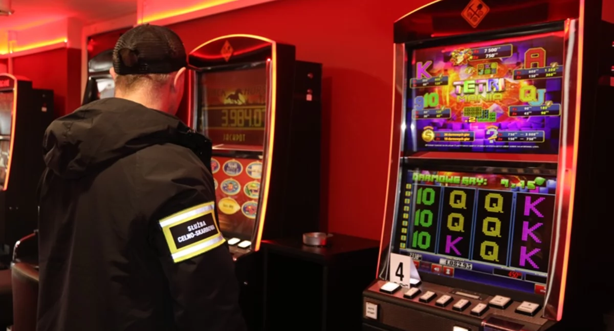 Na zdjęciu: Funkcjonariusze KAS zabezpieczyli 34 nielegalne automaty, fot. KAS Łódź