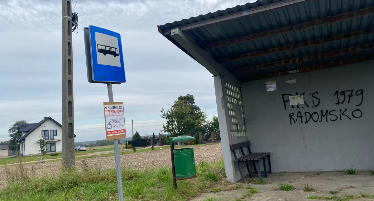 Na zdjęciu ilustracyjnym przystanek autobusowy w miejscowości Jedlno Pierwsze w 2021 r.