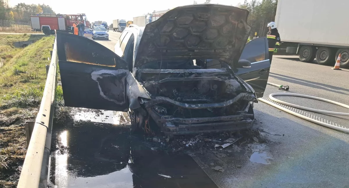 Na zdjęciu: Pożar gasiły trzy jednostki, fot. Facebook/Raporty Drogowe Autostrada A1