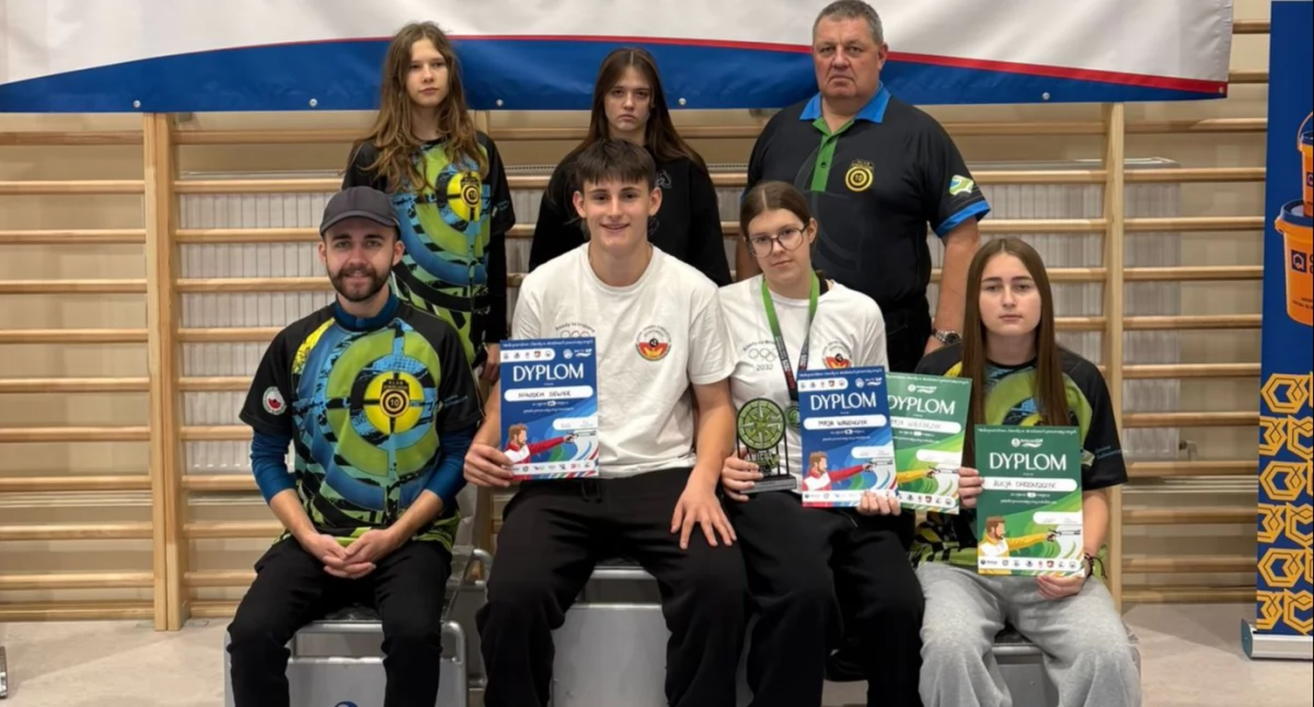 Na zdjęciu: Ekipa pistoleciarzy 10-ki, fot. Facebook/Okręgowy Klub Strzelectwa Sportowego 10-ka