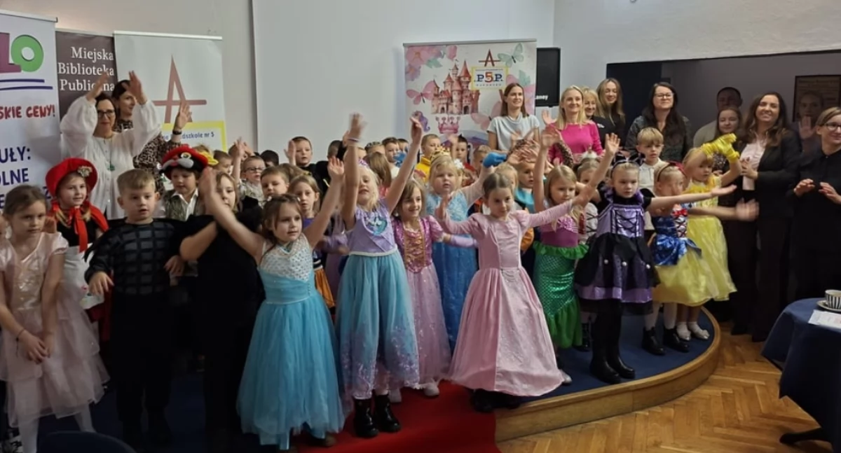 Na zdjęciu: uczestnicy kolorowego konkursu fot. Miejska Biblioteka Publiczna w Radomsku