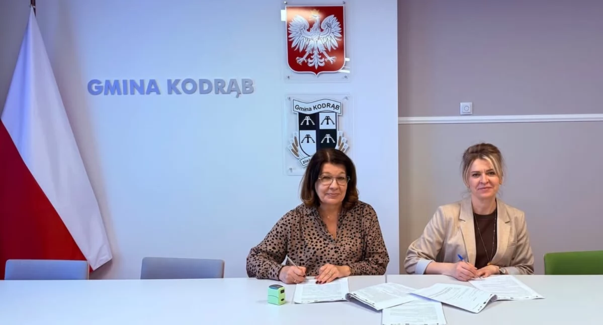 Na zdjęciu: wójt Gminy Kodrąb Bożena Krawczyk podczas podpisania umowy, fot. Urząd Gminy Kodrąb 