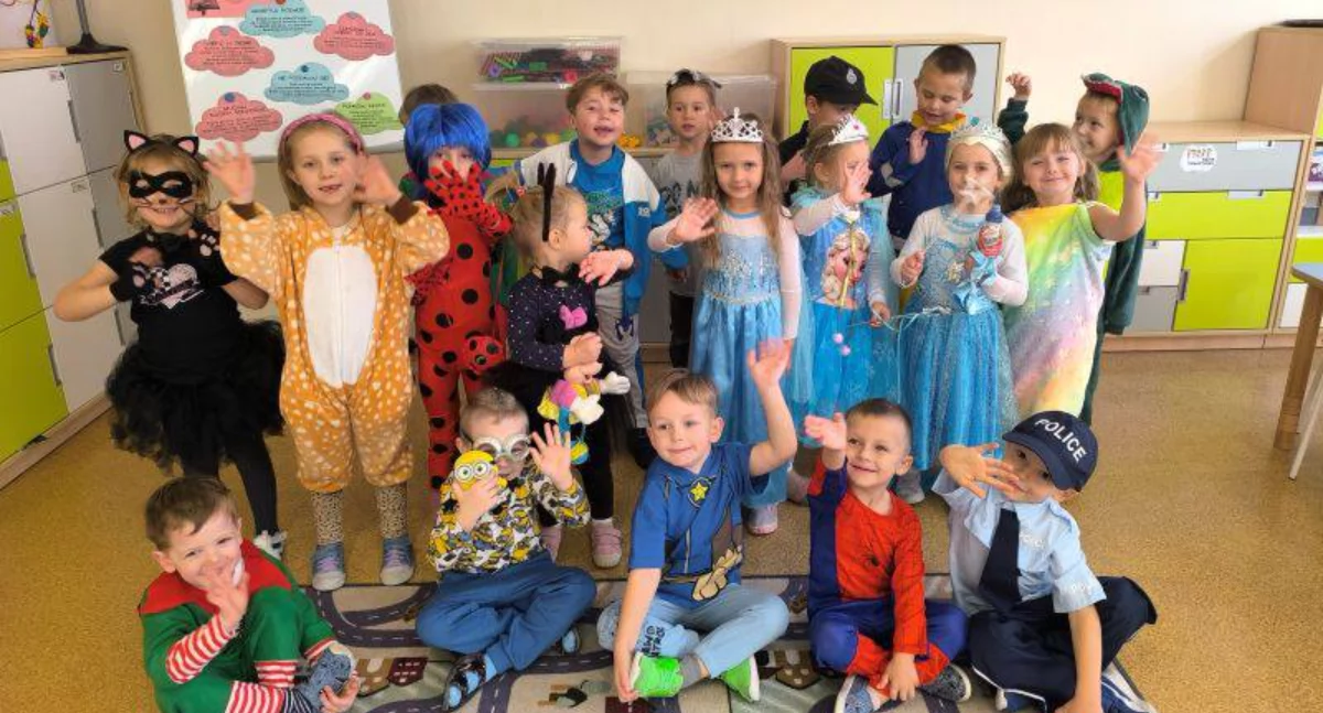 Edukacja, Bajkowe stroje zabawa Gorzędowie obchodzono miejscowej szkole Dzień Postaci Bajek - zdjęcie, fotografia