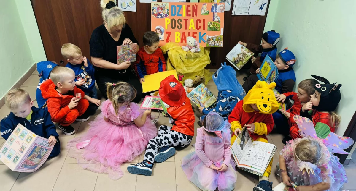 Na zdjęciu: dzieci podczas zabawy w bibliotece, fot. Miejska Biblioteka Publiczna im. Marii Konopnickiej w Przedborzu