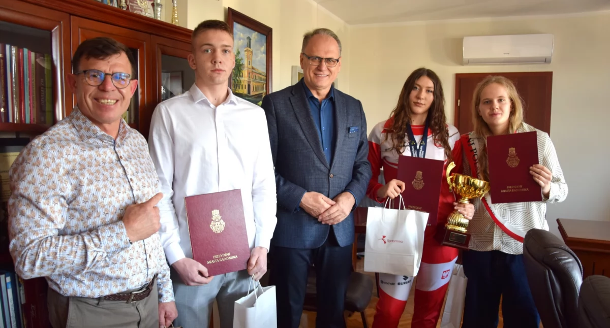 Na zdjęciu: Prezydent spotkał się z utalentowaną sportowo młodzieżą, fot. Facebook/Radomsko Miasto Otwarte