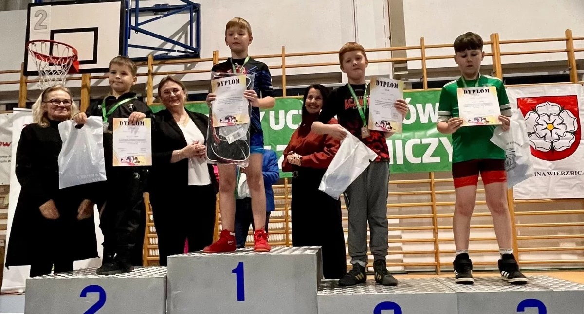 Na zdjęciu: Zawodnicy UKS-u na podium stawali 15 razy
