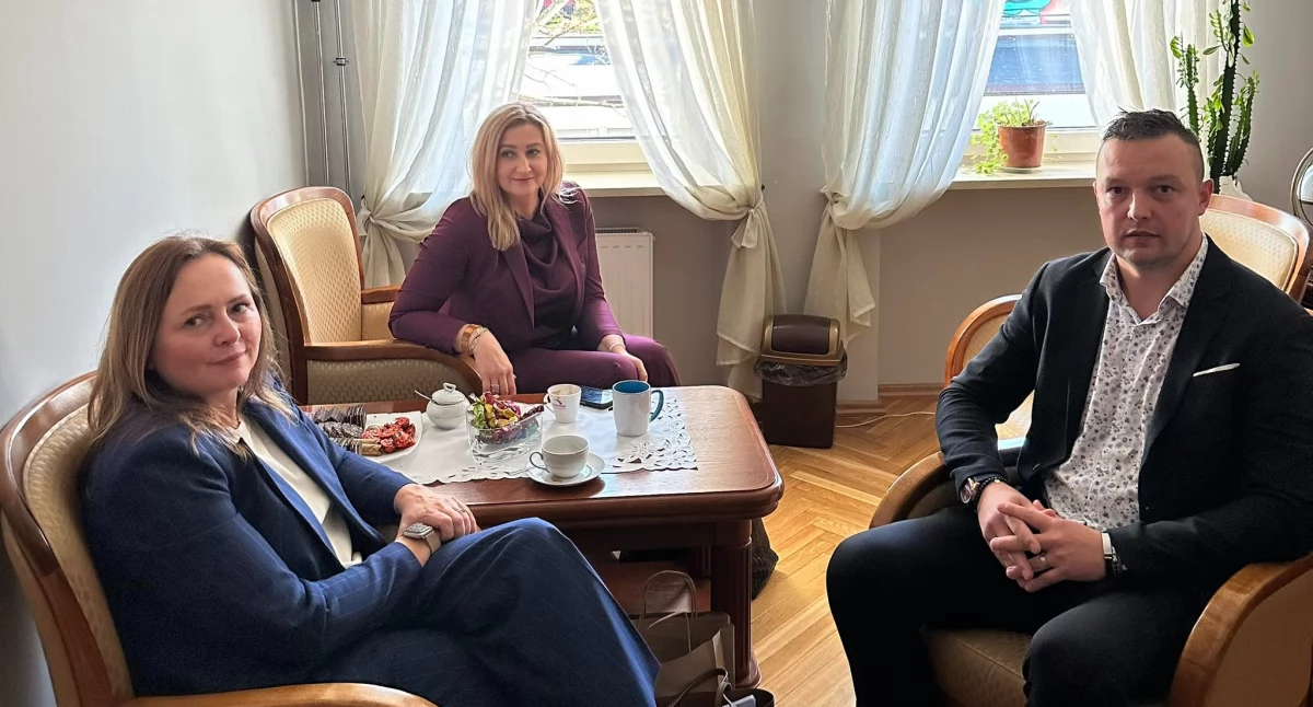 Na zdjęciu: Joanna Skrzydlewska, Magdalena Spólnicka i Łukasz Dryja, fot. Facebook/Łukasz Więcek