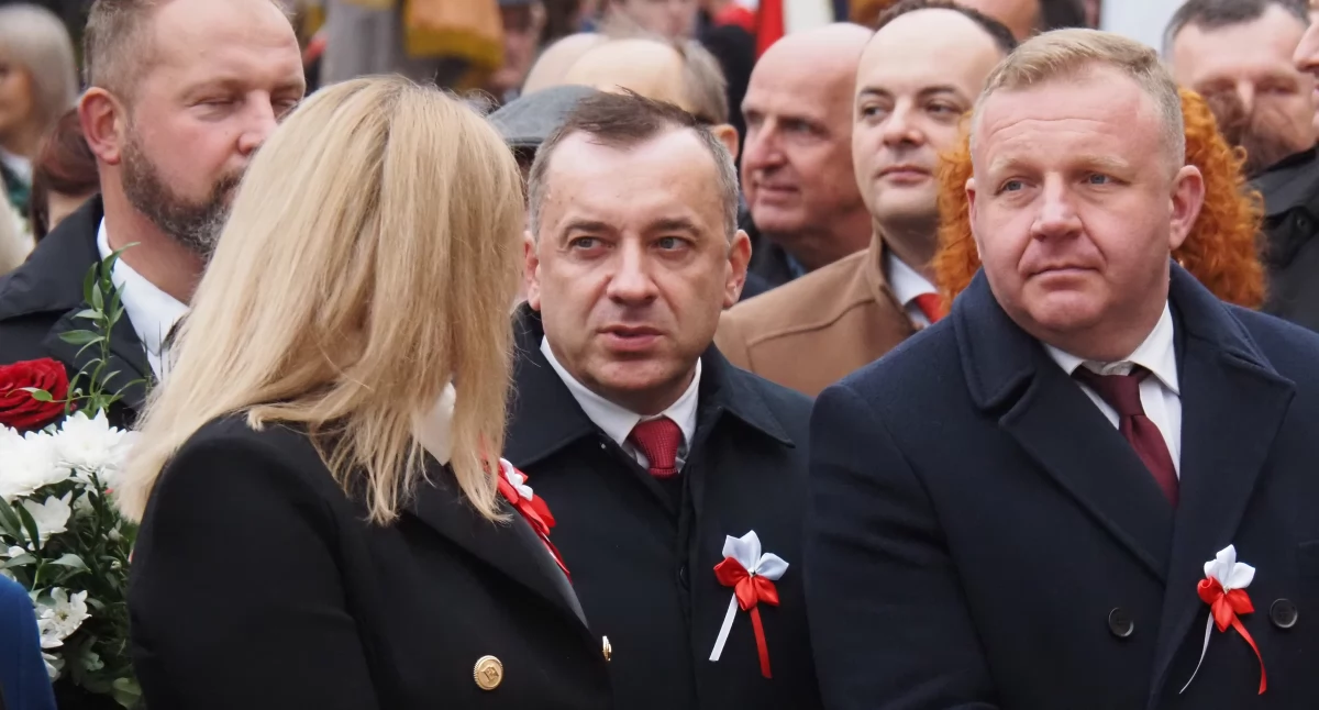 Na zdjęciu: Marek Rząsowski (w środku) na  obchodach 11 listopada  w centrum miasta