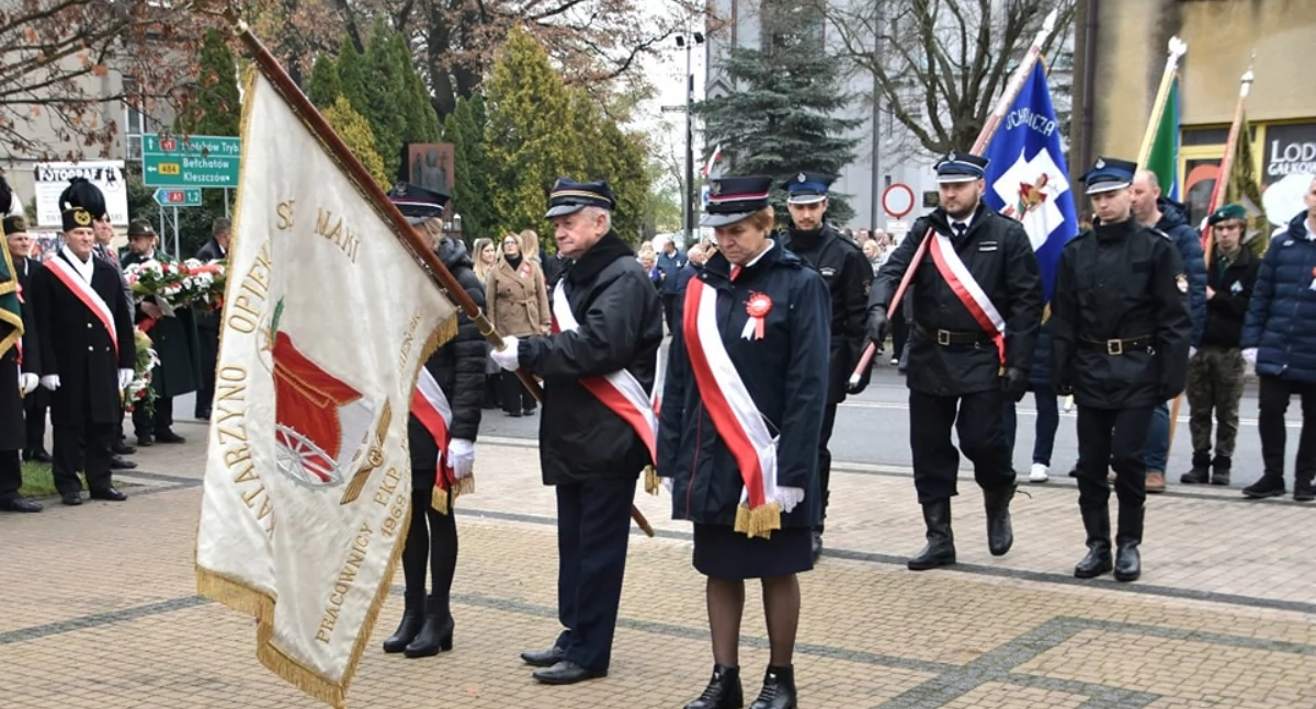 Na zdjęciu: poczty sztandarowe podczas uroczystości miejskich w Kamieńsku, fot. Strona Gminy Kamieńsk