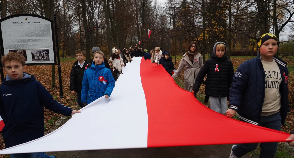 Na zdjęciu: obchody rocznicy odzyskania niepodległości 11 listopada w Przedborzu, w atmosferze patriotyzmu, refleksji i pamięci o bohaterach, fot. Urząd Miejski w Przedborzu