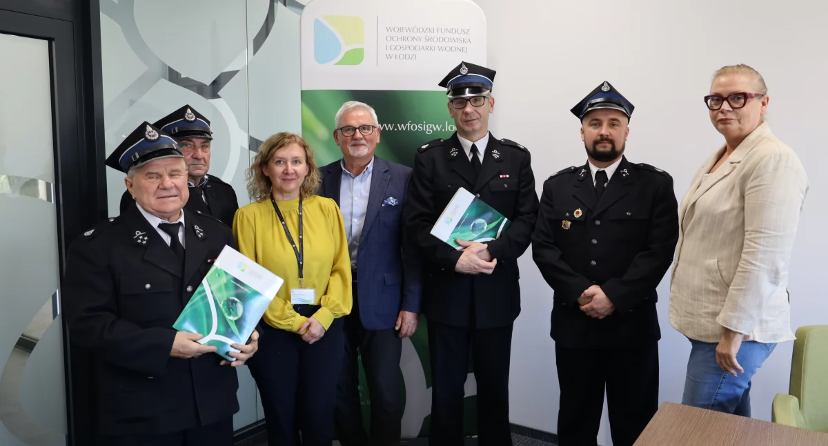 Na zdjęciu: Spotkanie przedstawicieli Funduszu. Od lewej: Małgorzata Skupińska, Jerzy Kaczmarek i Marzena Ciechulska z delegacjami OSP w Kletni i OSP w Słostowicach