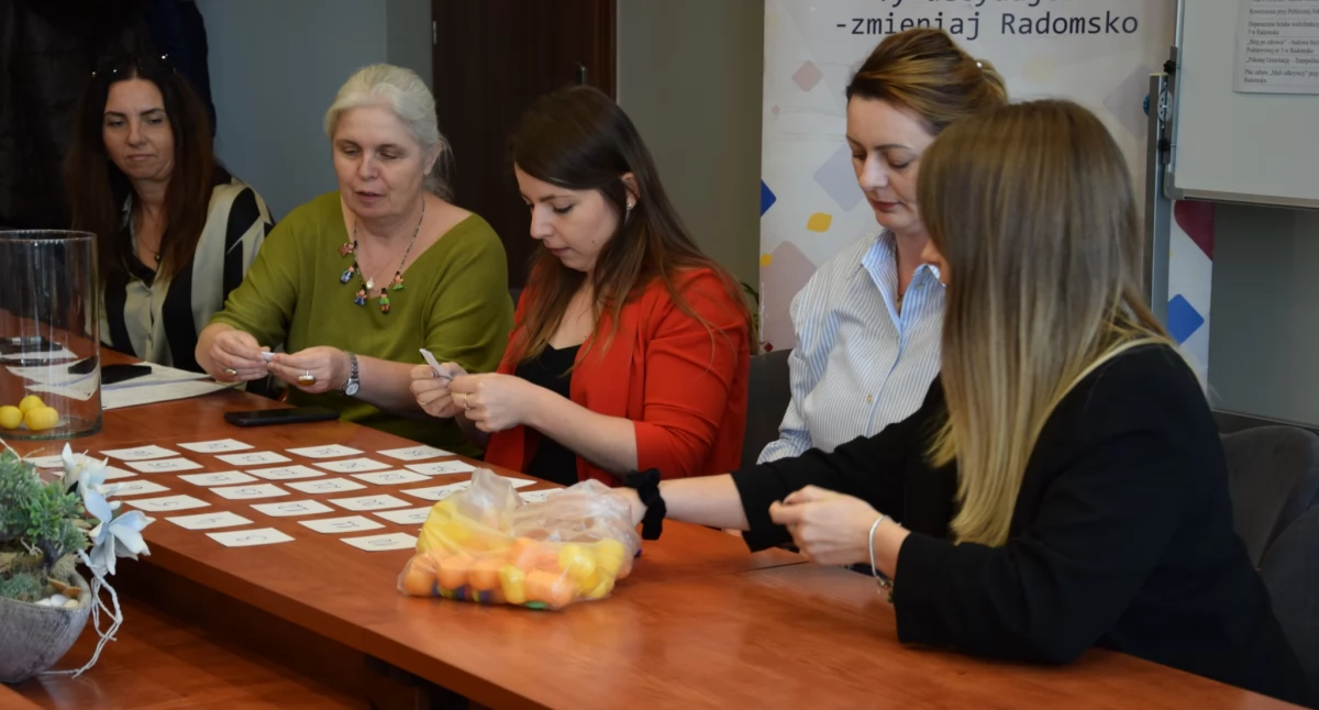 Na zdjęciu: Losowanie odbyło się w UM, fot. Facebook/Radomsko Miasto Otwarte