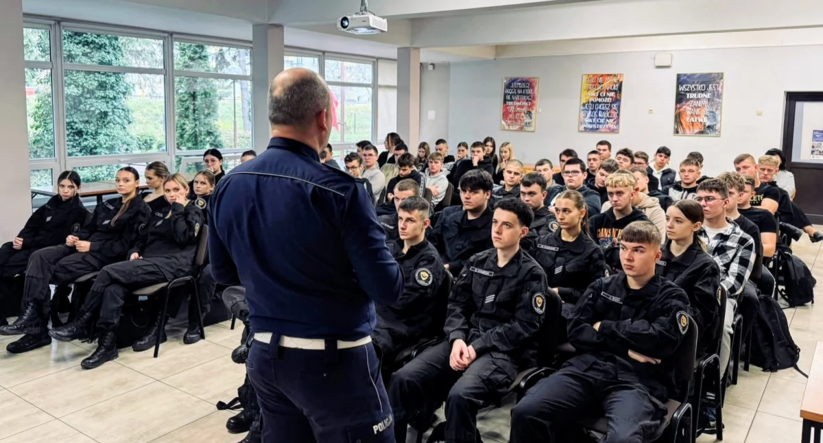 Na zdjęciu: Policjant uświadamiał młodym ludziom, czym kończy się brawura na drodze, fot. Facebook/KPP Radomsko