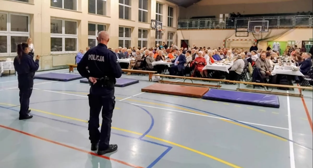 Na zdjęciu: Policjanci spotkali się z seniorami, fot. Facebook/KPP Radomsko