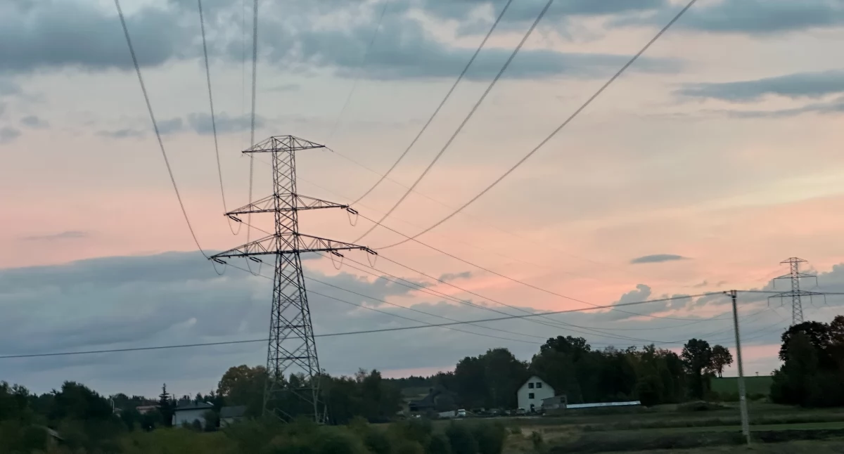 Na zdjęciu: słup energetyczny w miejscowości Ozga koło Kamieńska; jak co tydzień prezentujemy listę miejscowości, z powiatu radomszczańskiego, gdzie nastąpią planowane wyłączenia prądu