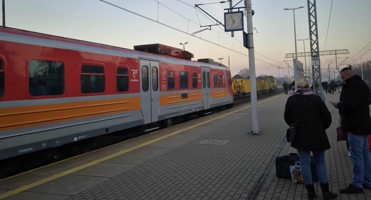 Na zdjęciu: Podróżni skarżą się na kiepskie nagłośnienie stacji PKP Radomsko