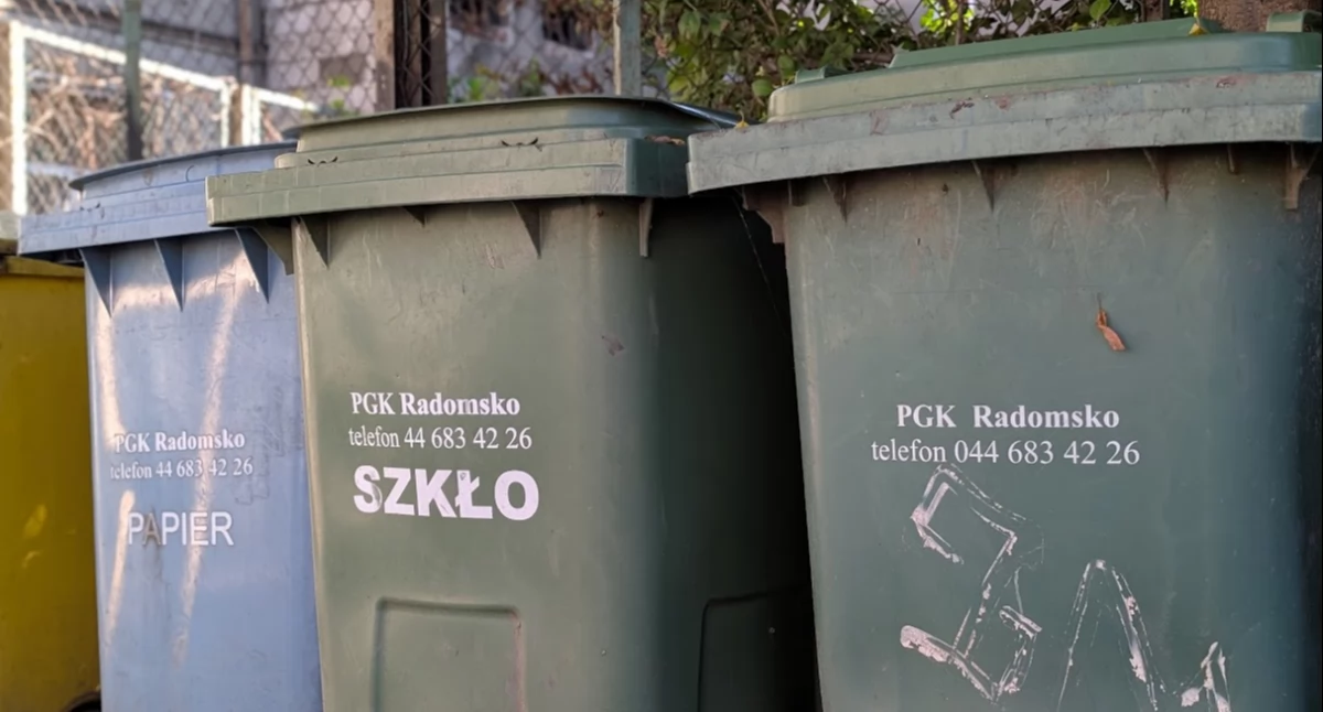 Na zdjęciu: Pracownicy PGK sprawdzają np., czy do kosza na plastik trafił tylko plastik 