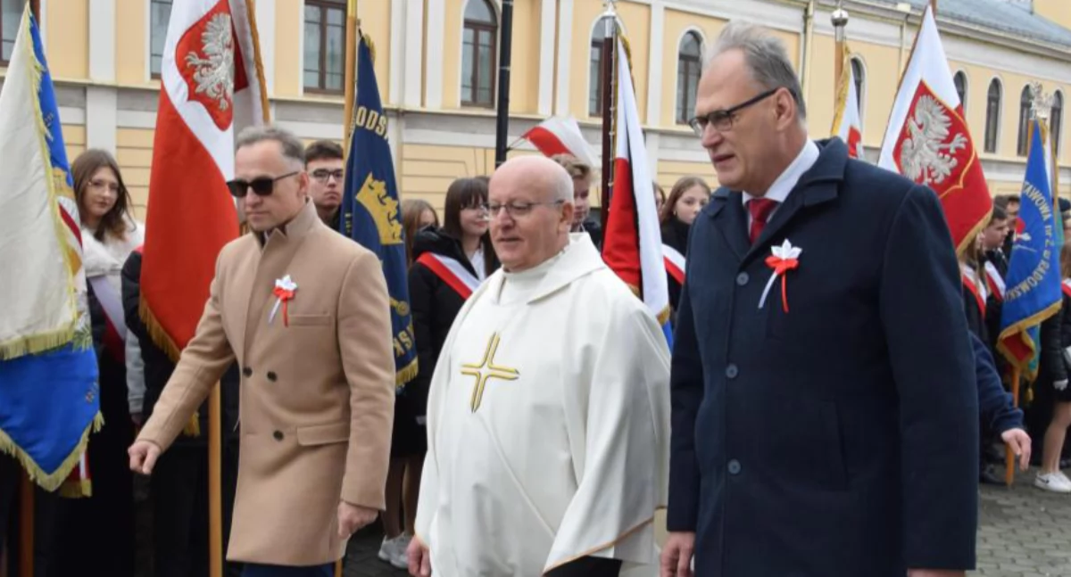 Na zdjęciu: Od lewej Rafał Dębski, ks. Antoni Arkit, Jarosław Ferenc, fot. Facebook/Radomsko Miasto Otwarte
