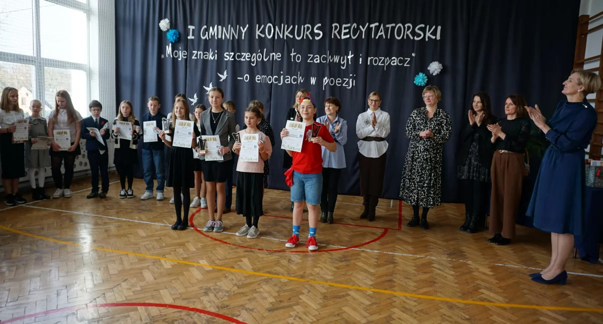 Na zdjęciu: uczniowie podstawówek w gminie Gidle recytowali, fot. Szkoła Podstawowa im. Stanisława Konarskiego w Pławnie