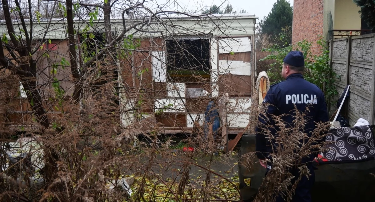 Na zdjęciu: Policjanci sprawdzają pustostany, fot. KPP Radomsko