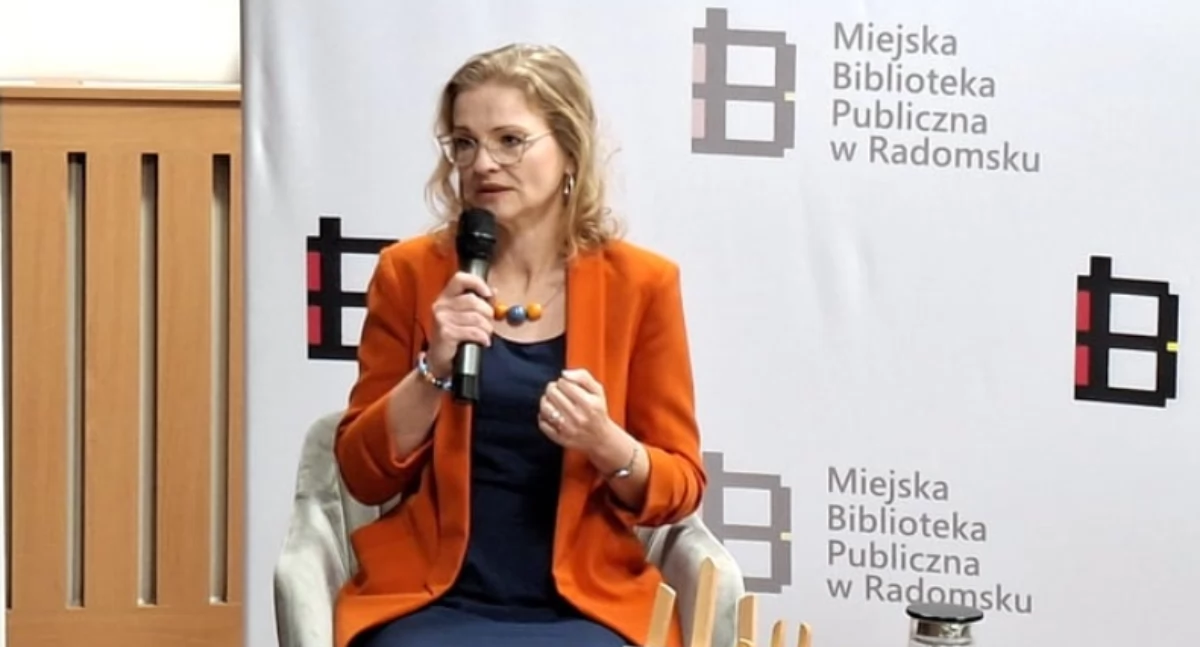 Na zdjęciu: Aneta Krasińska chętnie rozmawia z czytelnikami, fot. Facebook/MBP Radomsko