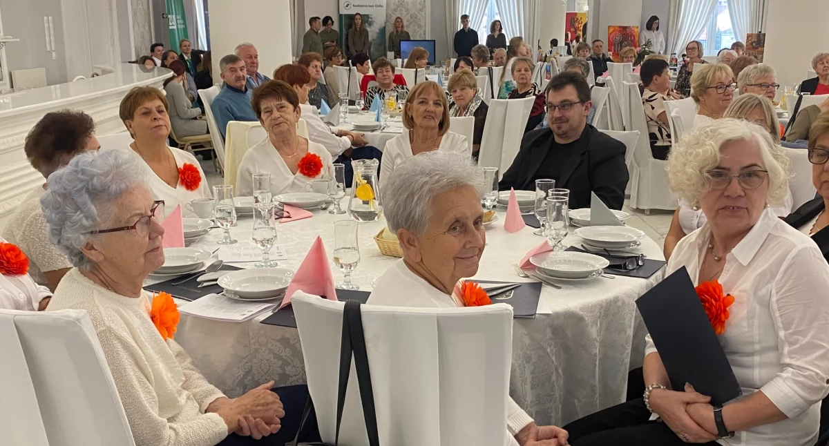 Na zdjęciu: seniorzy licznie przybyli na obchody gminnego święta seniorów, fot. Starostwo Powiatowe w Radomsku