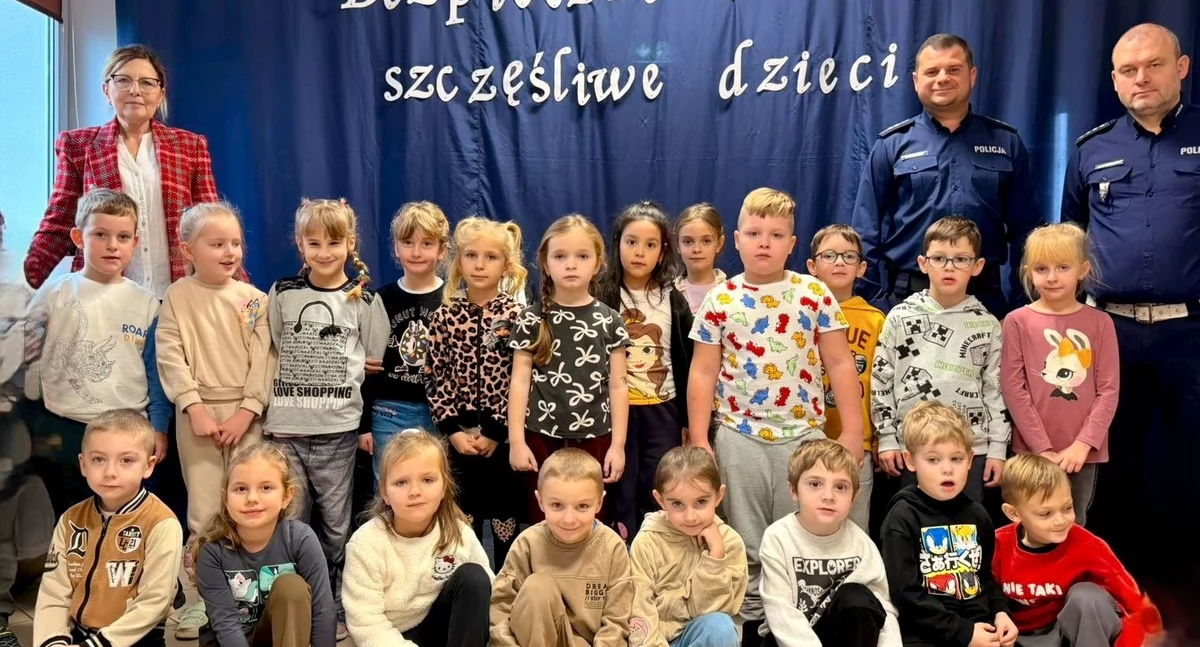 Na zdjęciu: Policjanci spotkali się z uczniami podstawówki w Wielgomłynach, fot. Facebook/KPP Radomsko