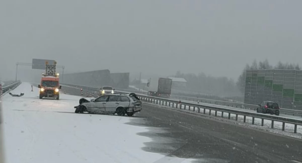 Na zdjęciu: Na autostradzie A1 przed węzłem Kamieńsk kierowca BMW wpadł w poślizg i wjechał w barierki, fot. Facebook/Tomasz Kaniewski