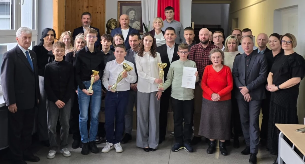 Na zdjęciu: uczestnicy konkursu historycznego, fot. strona Urzędu Gminy Kamieńsk