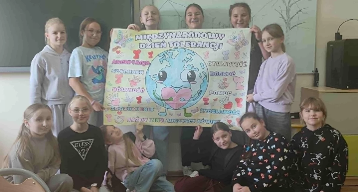 Na zdjęciu: uczniowie wzięli udział w niecodziennej lekcji tolerancji, fot. Publiczna Szkoła Podstawowa w Strzelcach Małych