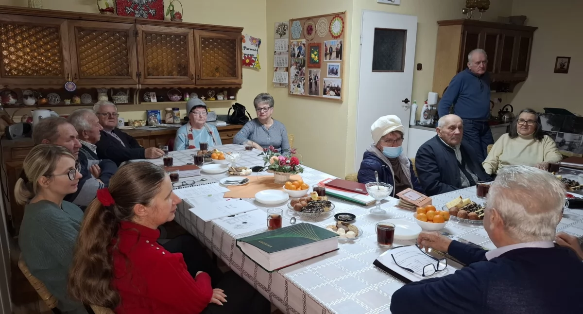 Na zdjęciu: uczestnicy spotkania z historią w kole seniora w Brudzicach, fot: Gminna Biblioteka Publiczna w Lgocie Wielkiej