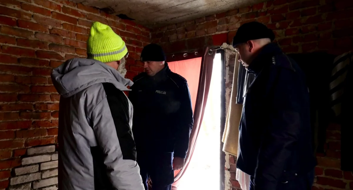 Na zdjęciu: Dzielnicowi sprawdzają wszystkie miejsca, fot. KPP Radomsko