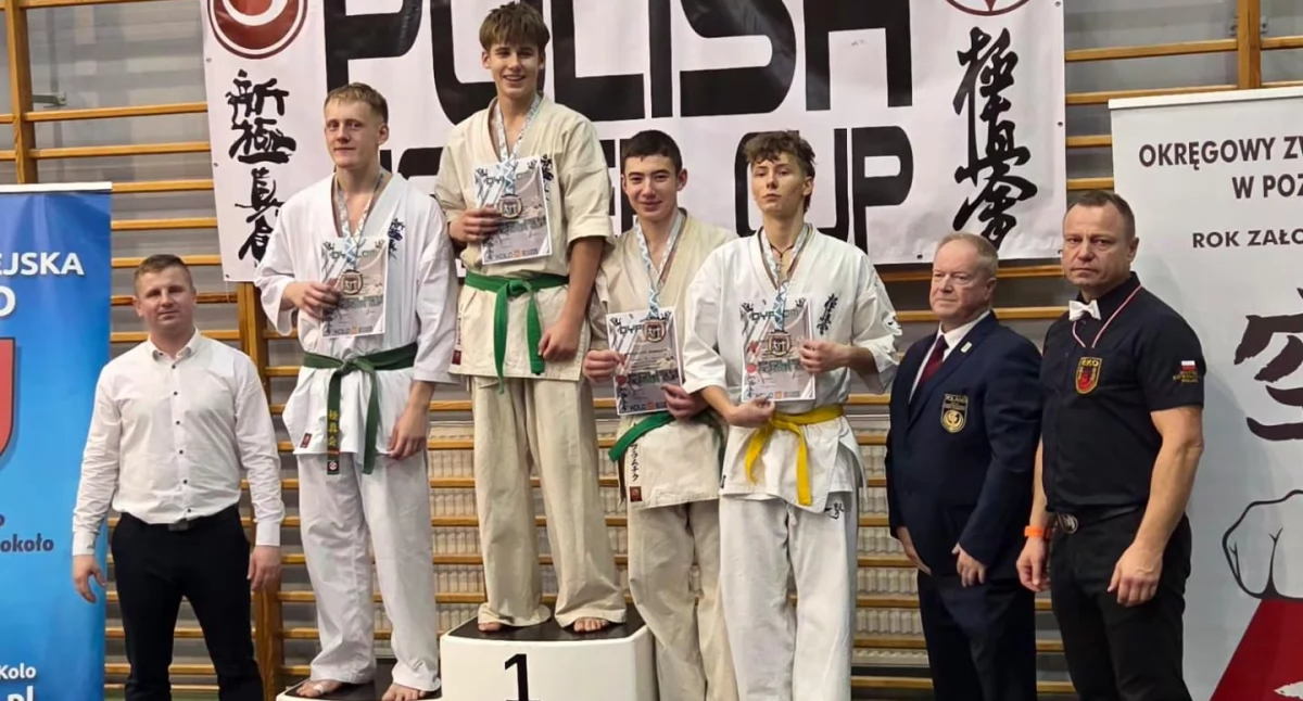 Na zdjęciu: Medaliści na podium, fot. Facebook/Klub Karate Randori 