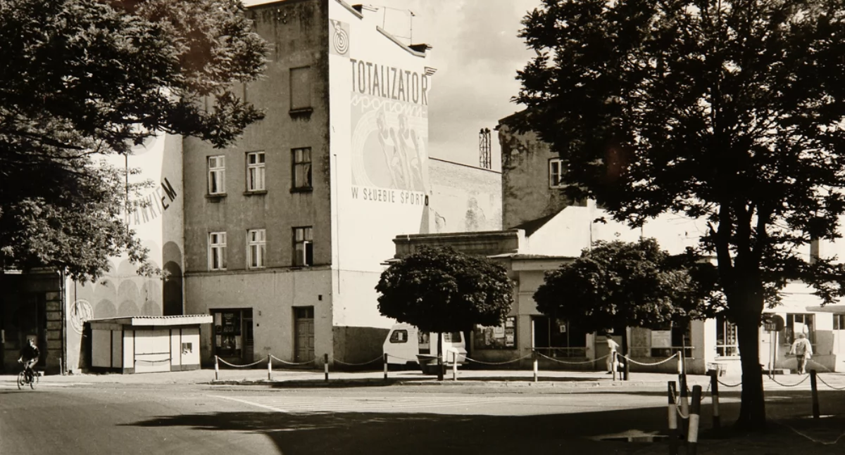 Na zdjęciu: Ulica Reymonta, lata 90. XX wieku