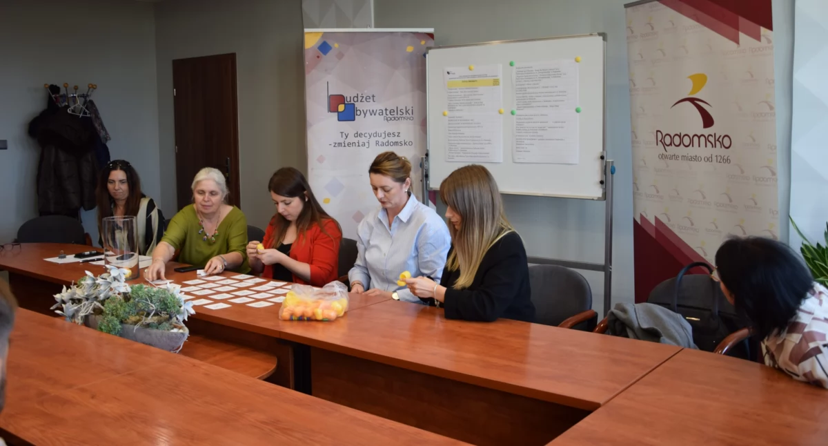 Na zdjęciu: W urzędzie miasta wylosowano numery projektów, na które będzie można głosować