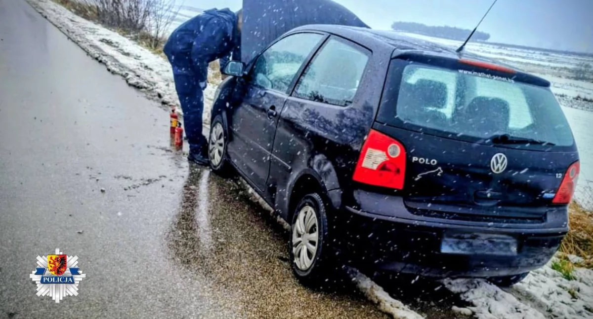 Na zdjęciu: Policjanci pomogli kierowcy, fot. KPP Radomsko